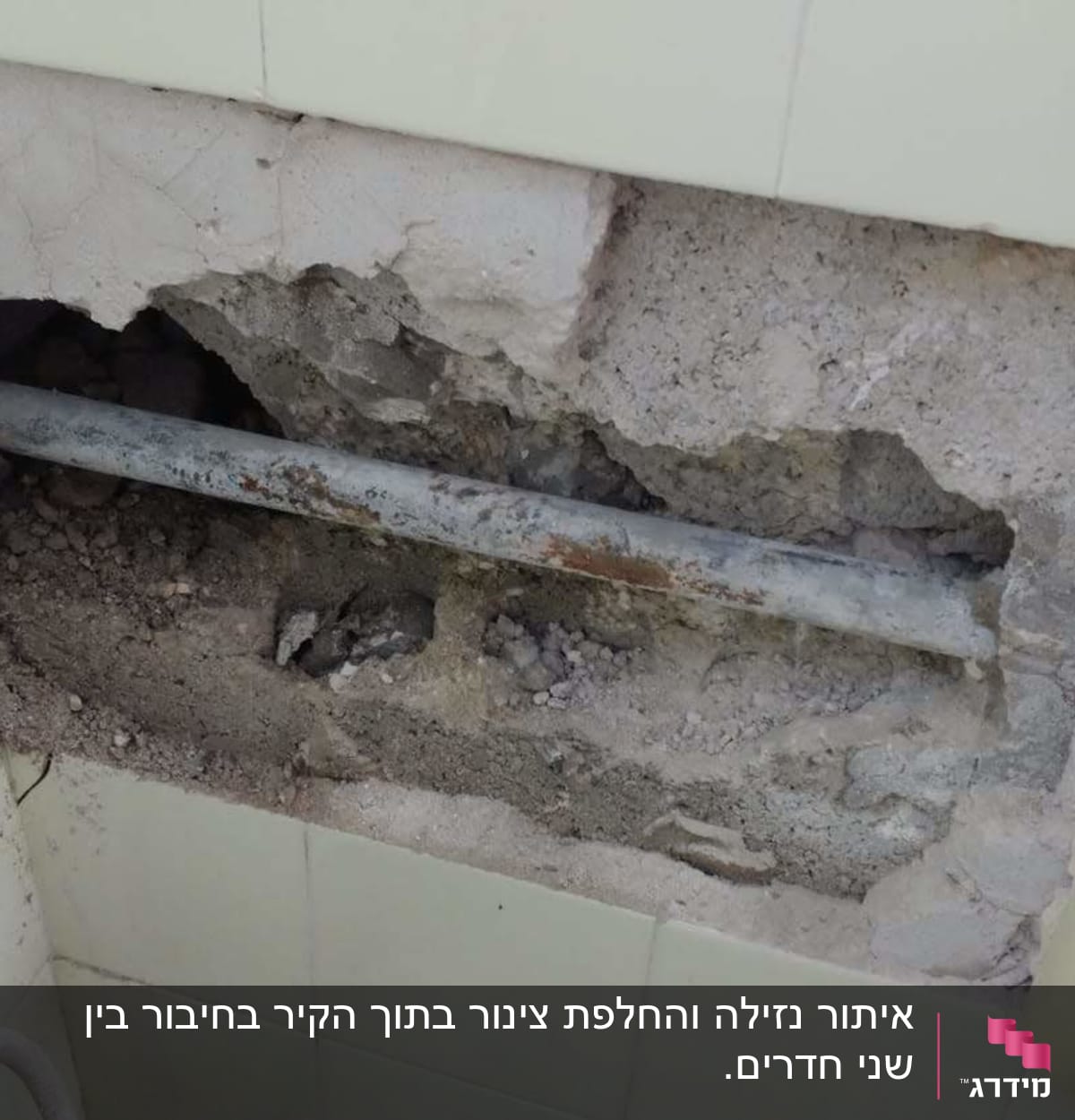 צינור מים חשוף בקיר שבור עם ברז